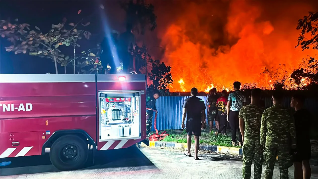 Prajurit Kodam XXIV/MT Bergerak Cepat, Api Lahan Di Jalan Poros Tanah Miring Berhasil Dipadamkan