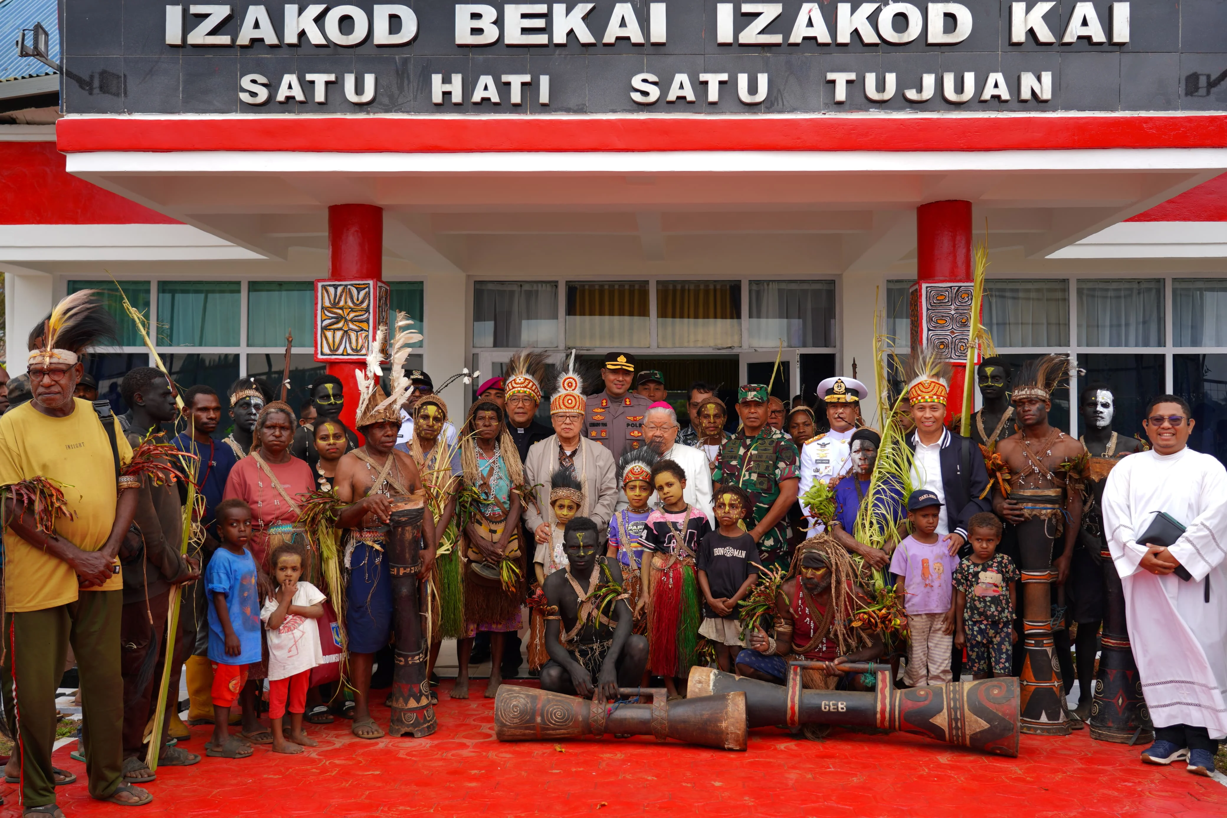 KARDINAL SUHARYO TIBA DI MERAUKE, PANGDAM XXIV/MT SAMBUT KUNJUNGAN USKUP OCI UNTUK PERKUAT PESAN DAMAI DI PAPUA SELATAN