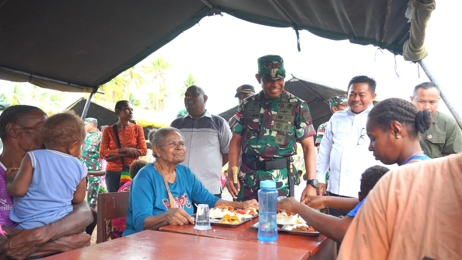 Bukan Sekadar Upacara, Pangdam XXIV/MT Duduk Bersama Rakyat Urumb, Makan Sepiring dalam Kehangatan