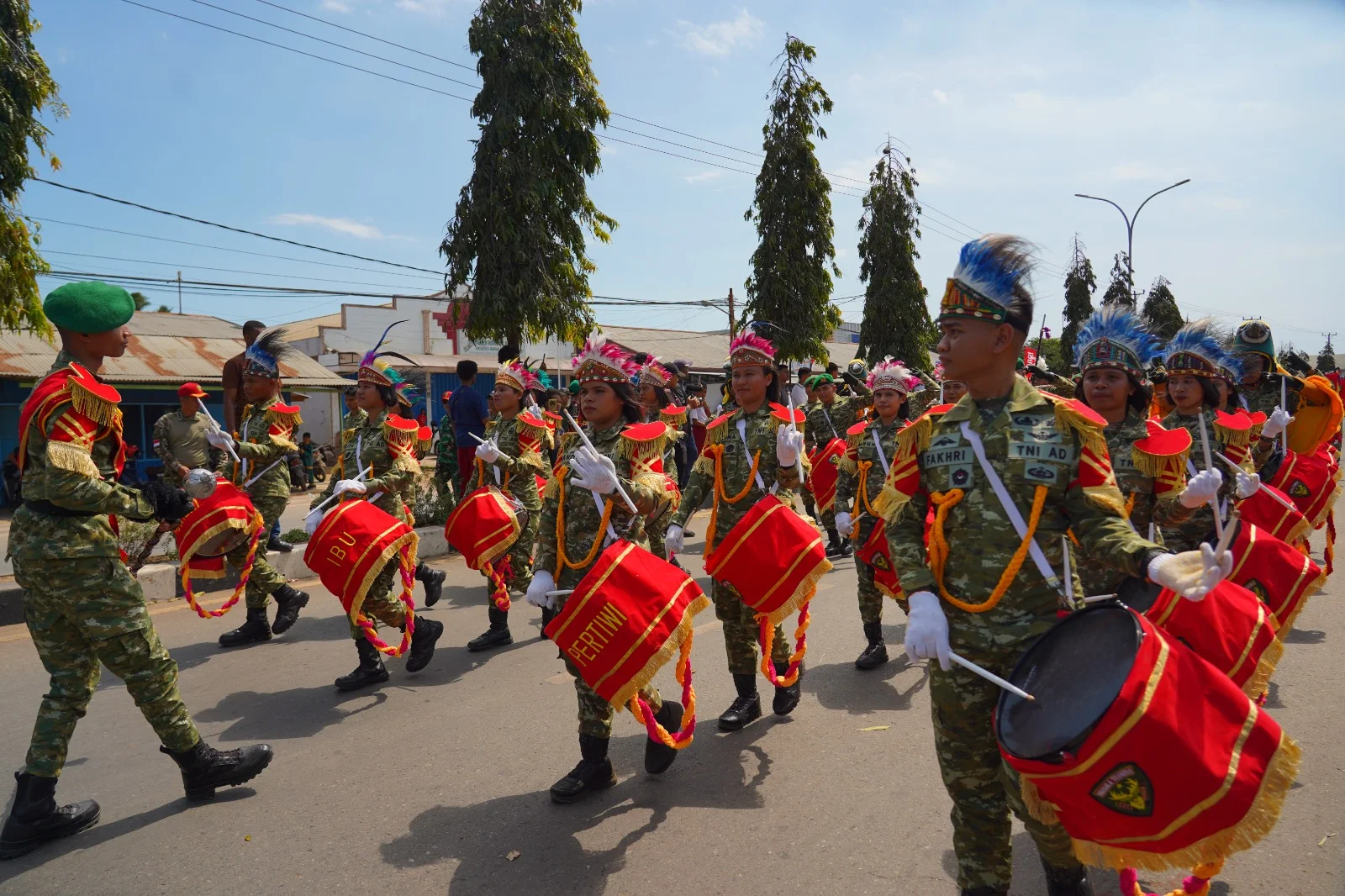 Dentuman Marching Band Kodam XXIV/MT Meriahkan Karnaval Pembangunan HUT ke-81 RI di Merauke