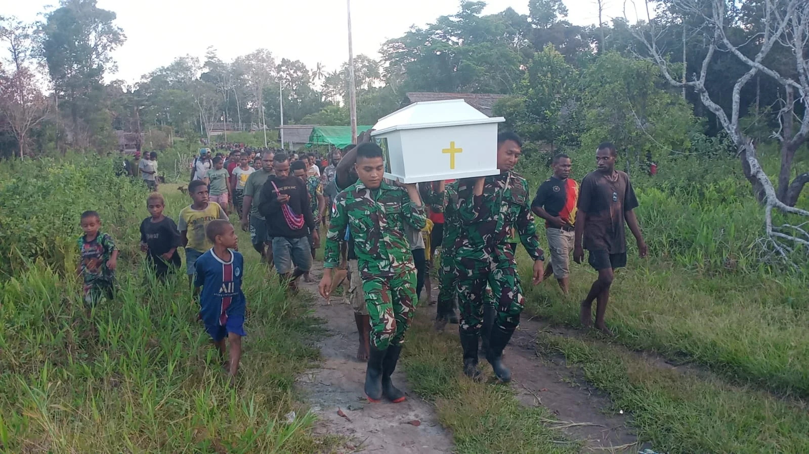 Sentuhan Kemanusiaan Satgas Yonif 123/Rajawali,Pos Wonggi DPP Lettu Inf Sujoko membantu Prosesi Pemakaman Warga Kampung Wonggi