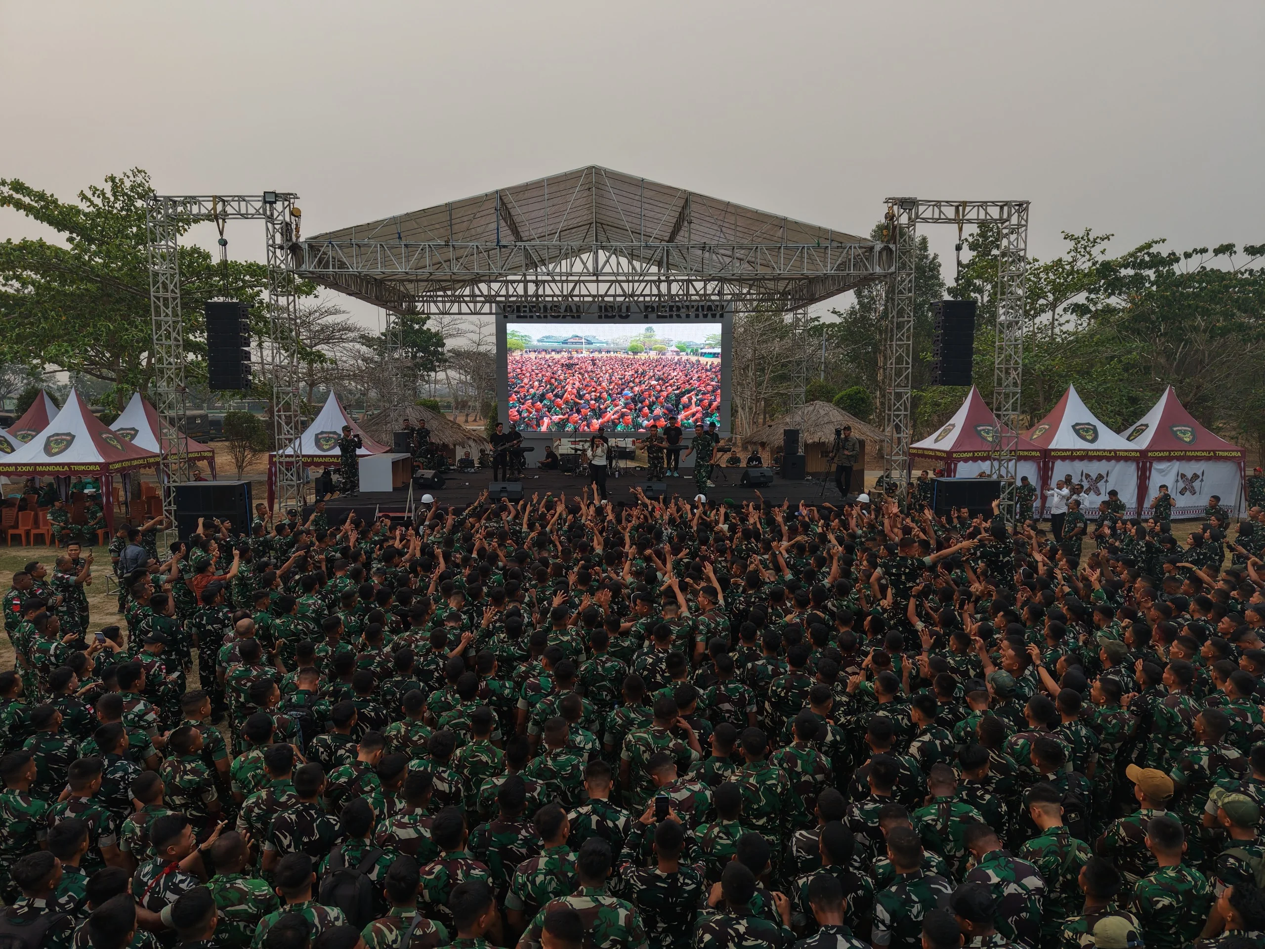 Syukuran Kenaikan Pangkat Prajurit TNI AD dan HUT ke-81 TNI Meriah, Ribuan Prajurit dan Persit Padati Makodam XXIV/MT