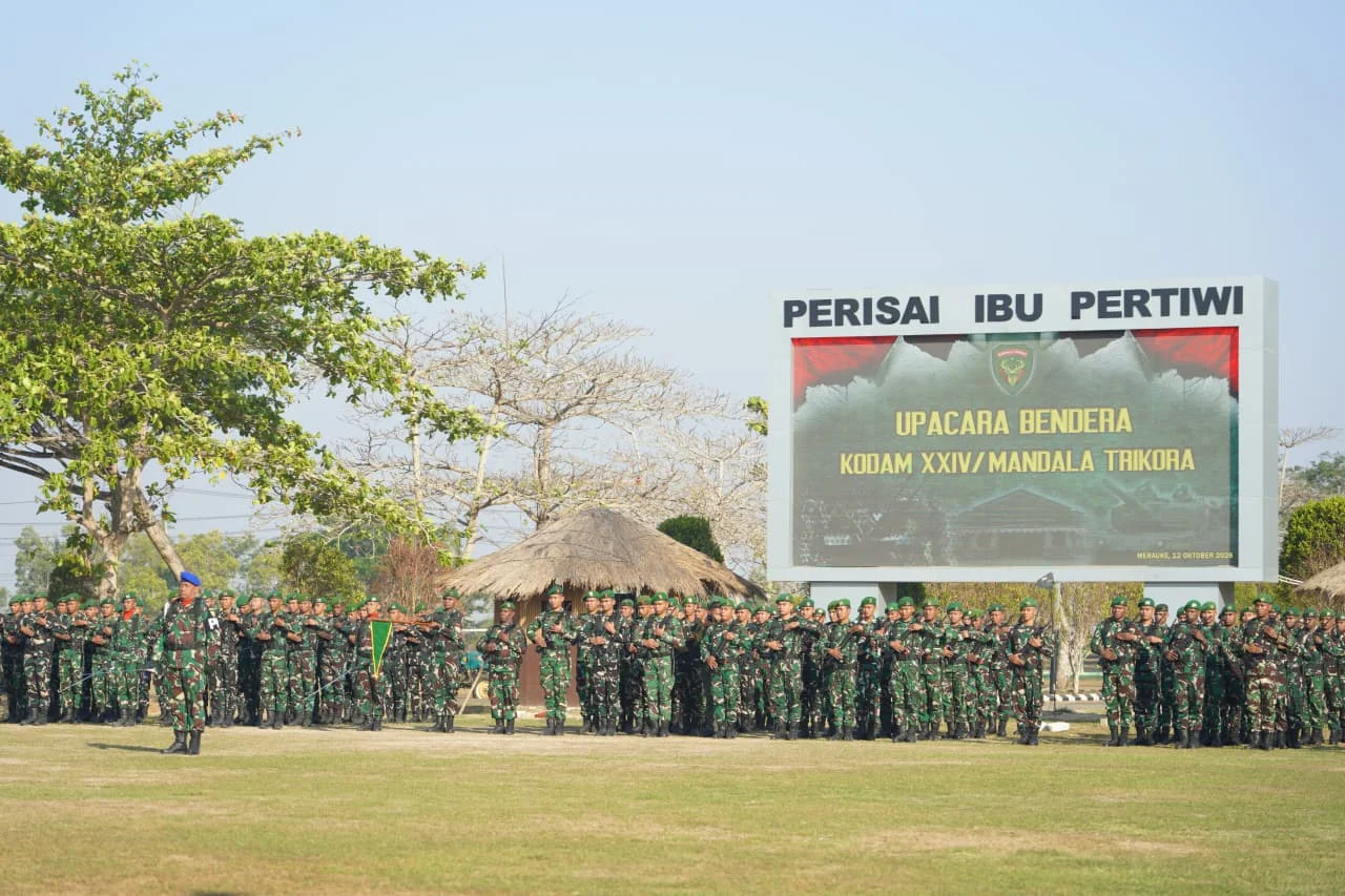 ASLOGKASDAM XXIV/MT PIMPIN UPACARA BENDERA SENIN, TEKANKAN DISIPLIN DAN PROFESIONALISME PRAJURIT