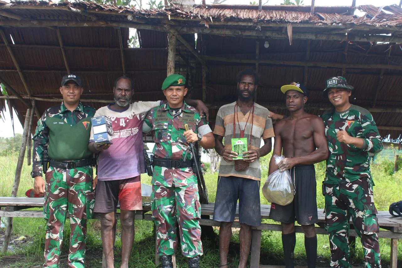 Patroli Kasih Yonif TP 819/PIBP Bantu Warga Pedalaman di Mappi