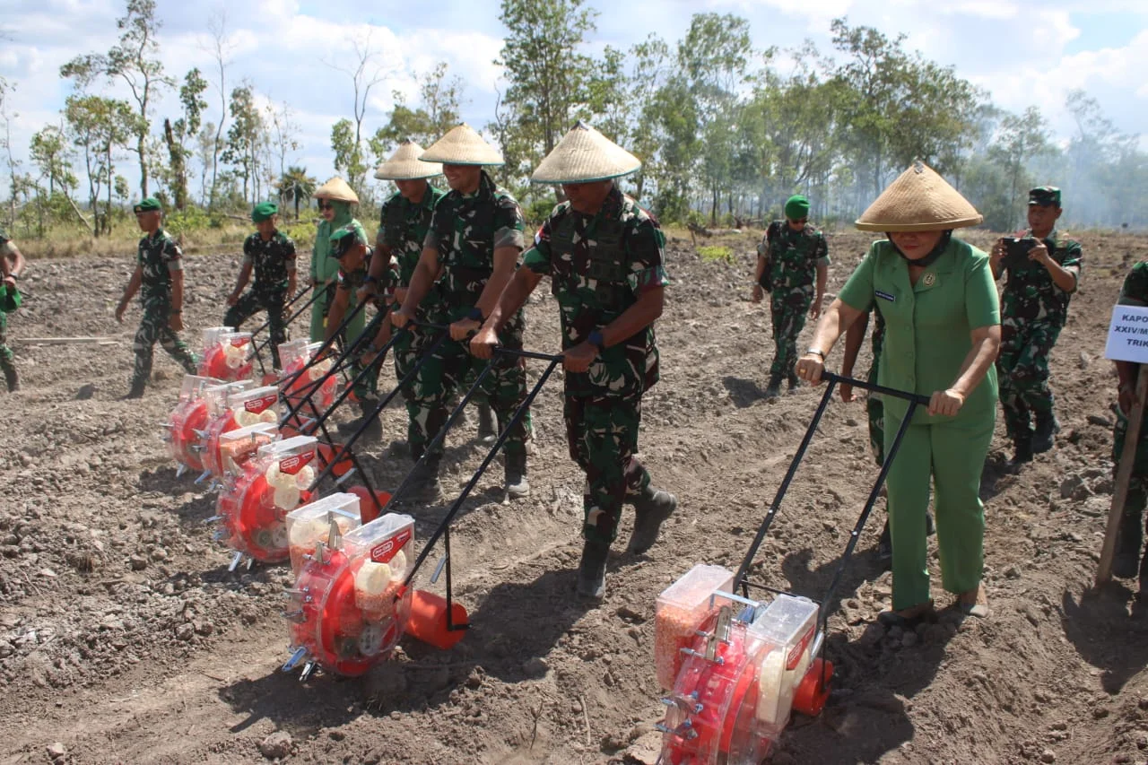 "Ketahanan Pangan Adalah Pilar Ketahanan Negara," Pangdam XXIV/MT Pimpin Penanaman Jagung di Yonif TP 818/Yuboi