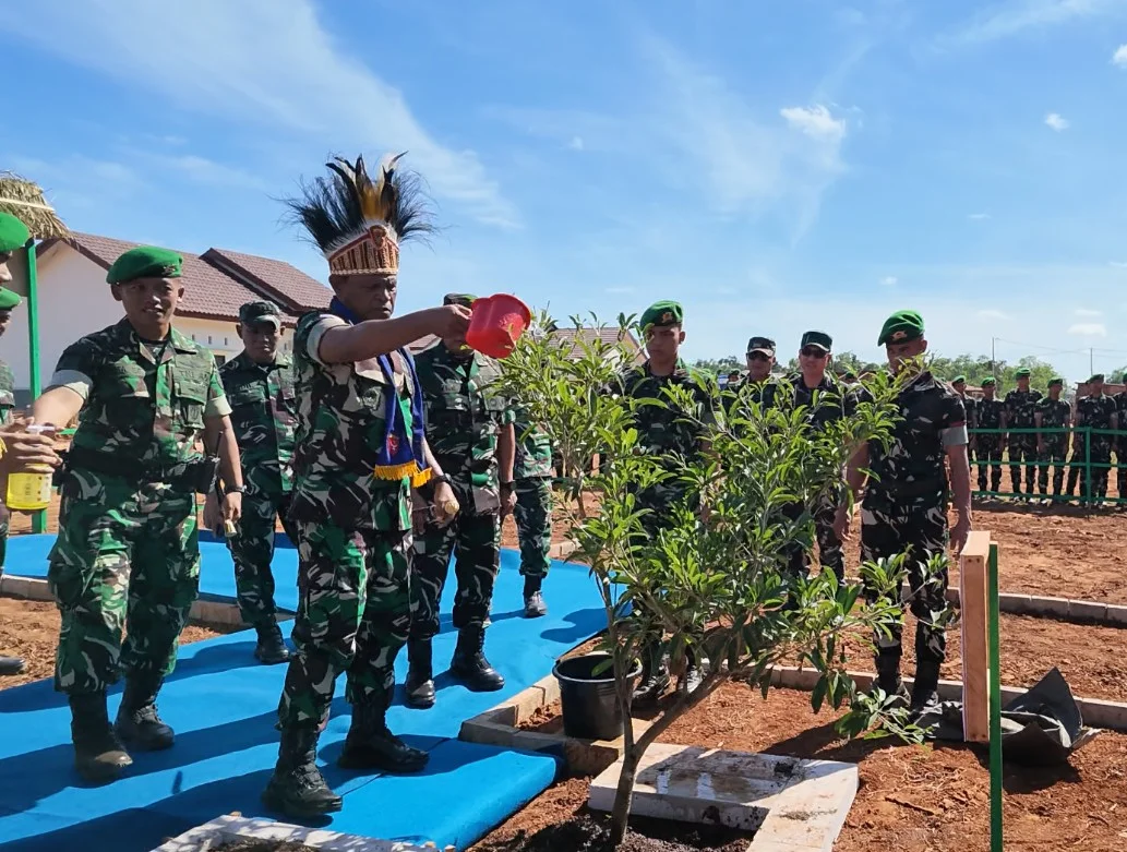 Tanam Pohon di Mayon TP 817/Aoba, Pangdam XXIV/MT Ajak Prajurit Wariskan Lingkungan Hijau untuk Generasi Mendatang