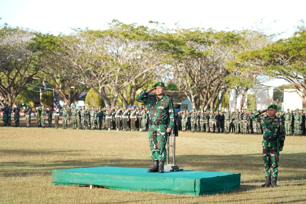 UPACARA BENDERA WUJUDKAN DISIPLIN, NASIONALISME, DAN KESIAPSIAGAAN PRAJURIT KODAM XXIV/MANDALA TRIKORA