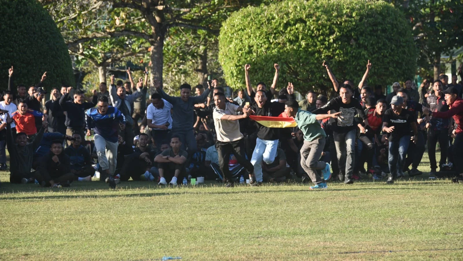 Di Bawah Langit Merauke, Pangdam XXIV/MT dan Ketua Persit KCK Daerah XXIV/MT Rajut Kebersamaan Prajurit Lewat Nobar Piala Dunia